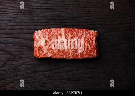 Rohes frisches marmoriertes Fleisch Steak Wagyu Rind auf dunklem Hintergrund Stockfoto