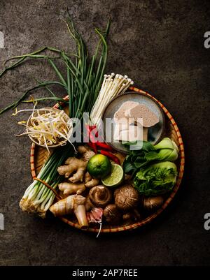 Chinesische asiatische Lebensmittel Zutaten zum Kochen auf dunklem Hintergrund Stockfoto