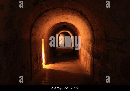 Geheime Passagen, dunkle Tunnel und düstere Dungeons gibt es in Castillo San Cristobal, einer ausgedehnten spanischen Festung in San Juan, Puerto Rico Stockfoto