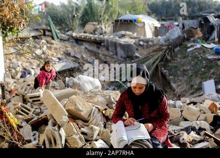 Gaza-Stadt, Palästina. Januar 2020. Toto Hammouda Abu Amra, 15, schreibt ihre Hausaufgaben aus den Trümmern des zerstörten Wohnhauses ihrer Familie.Die Familie Abu Umrah, die aus 19 Personen besteht, verlor nach einem israelischen überfall auf Gaza am 13. November 2019 ihr fünfstöckiges Haus. Credit: Sopa Images Limited/Alamy Live News Stockfoto