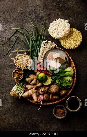 Chinesische asiatische Lebensmittel Zutaten zum Kochen auf dunklem Hintergrund Stockfoto