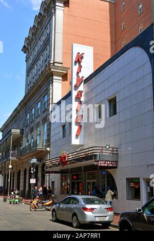 New Orleans, LA, USA - 27. September 2019: Das 1932 gegründete Schnellrestaurant Krystal in der Bourbon St. The Kette verfügt über eine kleine, quadratische Burgerkelle Stockfoto