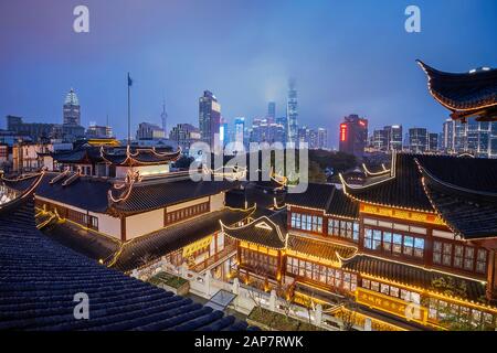 Blick auf die Skyline von Shanghai vom chinesischen Teehaus an einem stürmischen Abend nach dem Regen Stockfoto