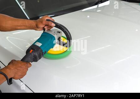 Man Hände halten die Arbeit Werkzeug polnischen das Auto. Polieren und polieren Auto. Von Autoteilen. Stockfoto