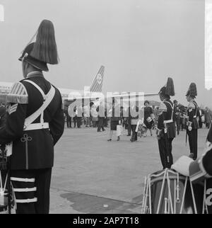 Amsterdamer Delegation aus Amerika war die Amsterdamer Polizeikapelle am Schiphol Datum: 26. april 1964 Ort: Noord-Holland, Schiphol Stockfoto