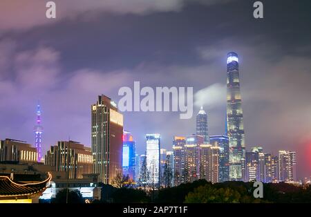 Blick auf die Skyline von Shanghai vom chinesischen Teehaus an einem stürmischen Abend nach dem Regen Stockfoto