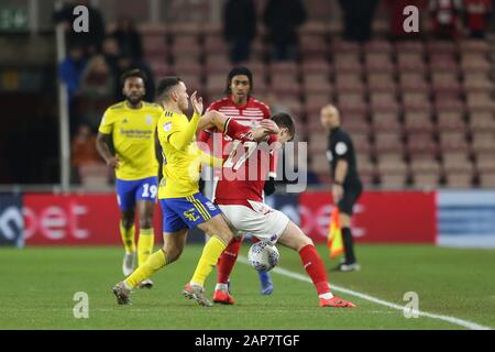 Middlesbrough, Großbritannien. Januar 2020. Kerim Mrabti von Birmingham City kämpft mit Paddy McNair von Middlesbrough während des Sky Bet Championship Matches zwischen Middlesbrough und Birmingham City im Riverside Stadium, Middlesbrough am Dienstag, den 21. Januar 2020. (Credit: Mark Fletcher/MI News) Foto darf nur für redaktionelle Zwecke in Zeitungen und/oder Zeitschriften verwendet werden, Lizenz für kommerzielle Nutzung erforderlich Credit: MI News & Sport /Alamy Live News Stockfoto