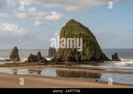 Heuhaufen Felsen in Cannon Beach, Oregon an einem sonnigen Tag mit blauem Himmel. Stockfoto