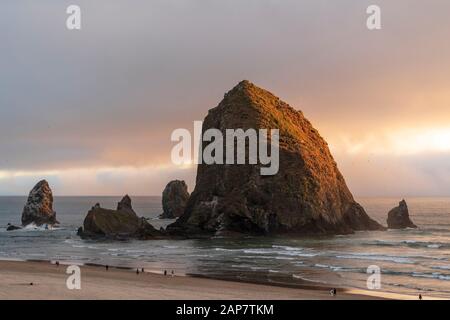 Sonnenuntergang auf dem Haystack Rock in Cannon Beach, Oregon. Stockfoto