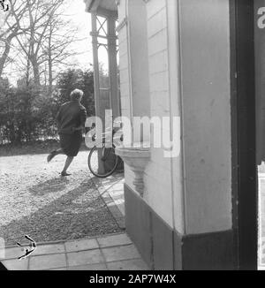 Carlisten in Hilversums Pension am Boomberglaan 21, Frau Pronk (Eigentümerin) Flug für die Kamera Datum: 10. April 1964 Stockfoto