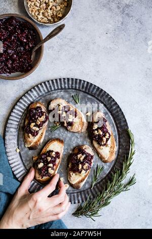 Käsekrostini mit Rosmarinbeer-Feigenmarmelade Stockfoto