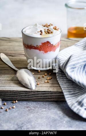 Vanillejoghurt und Rhabarben-Kompott-Töpfe Stockfoto