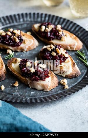 Käsekrostini mit Rosmarinbeer-Feigenmarmelade Stockfoto