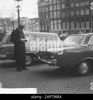 Blaue Zone zwischen Vijzelstraat und Leidsestraat auf der ungeraden Seite, Parkwächterkontrollen Datum: 14. April 1964 Lage: Amsterdam, Noord-Holland Schlagwörter: Verkehr, Autos, Parkwächter, Parkplatz Stockfoto