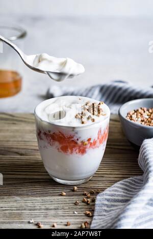 Vanillejoghurt und Rhabarben-Kompott-Töpfe Stockfoto