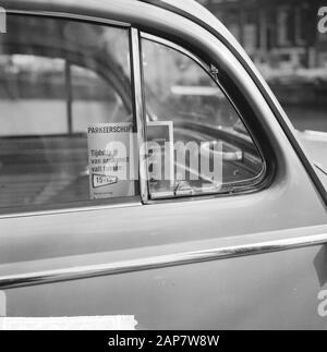 Blaue Zone zwischen Vijzelstraat und Leidsestraat auf der ungeraden Seite, Auto mit Parkscheibe Datum: 14. april 1964 Lage: Amsterdam, Noord-Holland Schlagwörter: Autos, Parkplatz, Verkehr Stockfoto