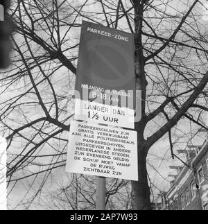 Blaue Zone zwischen Vijzelstraat und Leidsestraat auf der ungeraden Seite, neues Straßenschild Datum: 14. April 1964 Lage: Amsterdam, Noord-Holland Schlagwörter: Parkschilder, Verkehr Stockfoto