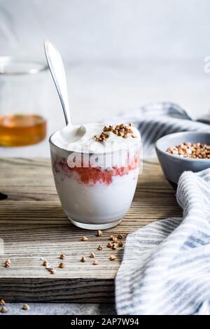 Vanillejoghurt und Rhabarben-Kompott-Töpfe Stockfoto