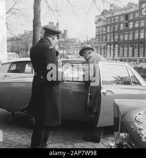 Blaue Zone zwischen Vijzelstraat und Leidsestraat auf der ungeraden Seite überprüft ein Parkwächter die Scheiben Datum: 14. April 1964 Standort: Amsterdam, Noord-Holland Schlüsselwörter: Parken, Verkehr Stockfoto