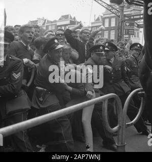 Beatles in den Niederlanden hatte die Polizei Schwierigkeiten, das öffentliche Datum zu kontrollieren: 5. Juni 1964 Ort: Amsterdam, Noord-Holland Schlüsselwörter: Fans, Polizei, Popgruppen, Name der öffentlichen Einrichtung: Beatles, The Stockfoto