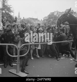 Beatles in den Niederlanden hatte die Polizei Schwierigkeiten, das öffentliche Datum zu kontrollieren: 5. Juni 1964 Ort: Amsterdam, Noord-Holland Schlüsselwörter: Fans, Polizei, Popgruppen, Name der öffentlichen Einrichtung: Beatles, The Stockfoto