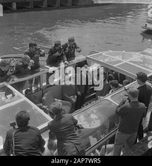 The Beatles with Canal Boat through the Canals, after boarding the Beatles posed for the many Film and photo scenes Date: June 6, 1964 Keywords: Canals, Posing, Tourboats Setting Name: Beatles Stockfoto