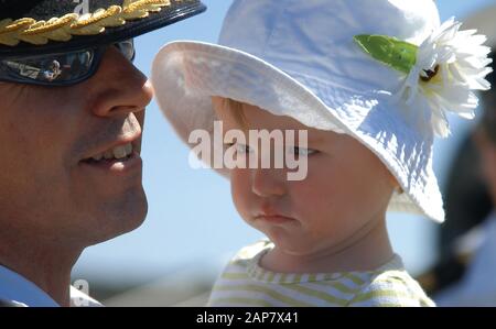 Ein Kapitän der australischen Marine verabschiedet sich von seiner Tochter, als er ein Diesel-E-U-Boot der Collins Klasse der australischen Marine begibt. Stockfoto