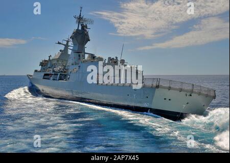 Eine Rückansicht einer Fregatte der australischen Marine HMAS Perth, die mit Geschwindigkeit dreht. Stockfoto