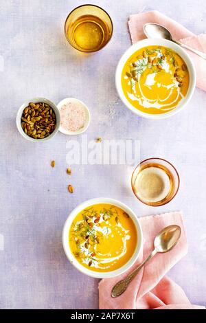 Gebratene Fenchel Butternuß-Suppe Aus Kokosnussnussöl Stockfoto