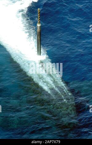 Ein Persiskop bleibt, als ein Diesel-E-U-Boot der australischen Navy Collins Klasse untertaucht. Stockfoto