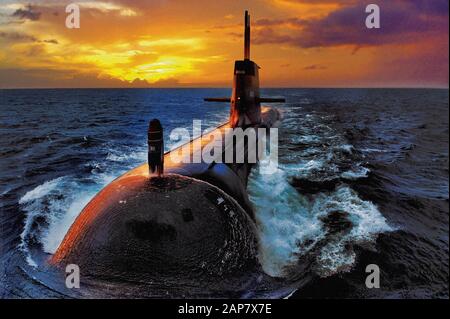 Nahaufnahme eines dramatischen Sonnenuntergangs, der ein Diesel-E-U-Boot der australischen Navy Collins Class auf See beleuchtet. Stockfoto