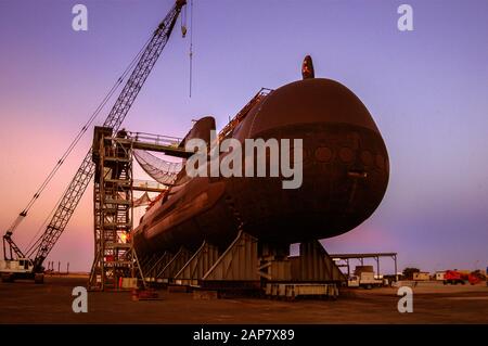 Pastell Dawn beleuchtet ein Diesel-E-U-Boot der australischen Navy Collins Class, das auf trockenem Land in Dienst gestellt wird. Stockfoto