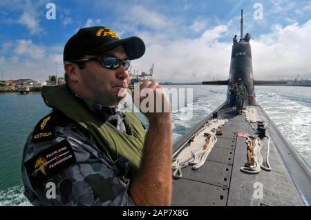 Marinekrewie paspeliert ein Diesel-E-U-Boot der australischen Marine Collins Class, das den Hafen verlässt. Stockfoto