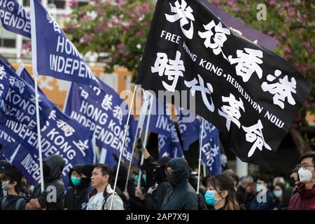 Hongkong, China. Januar 2020. Eine pro-demokratische Demonstranten, die während der Versammlung Unabhängigkeitsflaggen in Hongkong (blau) und die kostenlose Flagge in Hongkong (schwarz) hielten.Das Team der Bürgerversammlung in Hongkong organisierte eine Sonntagsversammlung, um ihren kommenden märz am Sonntag, den 19. Januar 2020 für die universelle Belagerung von Kommunisten zu sensibilisieren und zu fördern. Credit: Sopa Images Limited/Alamy Live News Stockfoto