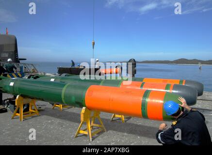 Torpedos, die in ein Diesel-E-U-Boot der australischen Marine Collins Class geladen werden. Stockfoto