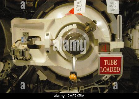 Ein geschlossenes Torpedorohr auf einem Diesel-E-U-Boot der australischen Navy Collins Class. Stockfoto