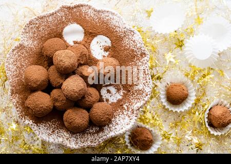 Hausgemachte Schokoladentrüffel, mit Kakao beschichtet. Stockfoto