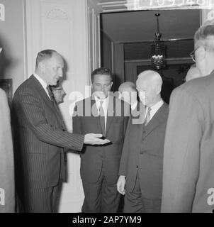 Besuch von Minister Marijnen und Minister Luns in Westdeutschland, Ankunft Flughafen Luns und Marijnen empfangen von Bundespräsident Lubke (rechts) Datum: 1. Oktober 1964 Standort: Deutschland Stichwörter: Ankunft, Besuche, Flughäfen persönlicher Name: LUNs, J.A.M.H., Luns, Joseph Stockfoto