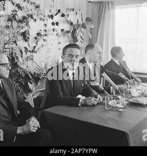 Ankunftsminister Marijnen und Minister Luns in Ypenburg aus Deutschland, während der Pressekonferenz Datum: 2. Oktober 1964 Ort: Den Haag, Ypenburg, Zuid-Holland Schlüsselwörter: Ankunft , Minister, Pressekonferenzen persönlicher Name: LUNs, Joseph, Marijnen, V.G.M. Stockfoto