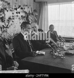 Ankunftsminister Marijnen und Minister Luns in Ypenburg aus Deutschland, Luns und Marijnen während der Pressekonferenz Datum: 2. Oktober 1964 Ort: Den Haag, Ypenburg, Zuid-Holland Schlüsselwörter: Ankunft, Minister persönlicher Name: LUNs, Joseph, Marijnen, V.G.M. Stockfoto