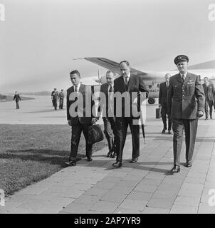 Ankunftsminister Marijnen und Minister Luns in Ypenburg aus Deutschland. In der Mitte der Leiter des RVD Datum: 2. Oktober 1964 Ort: Den Haag, Ypenburg, Zuid-Holland Schlüsselwörter: Ankunft, Minister persönlicher Name: LUNs, Joseph, Marijnen, V.G.M. Stockfoto