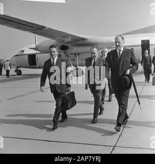 Ankunftsminister Marijnen und Minister Luns in Ypenburg aus Deutschland. In der Mitte der Leiter des RVD Datum: 2. Oktober 1964 Ort: Den Haag, Ypenburg, Zuid-Holland Schlüsselwörter: Ankunft, Minister persönlicher Name: LUNs, Joseph, Marijnen, V.G.M. Stockfoto