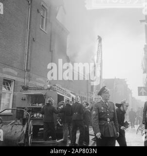 Feuer in der Werkstatt für Blinde am Amstel, Feuerwehr in Aktion Datum: 20. Oktober 1964 Standort: Amstel, Noord-Holland Schlüsselwörter: Feuer, Feuer, Werkstätten Stockfoto