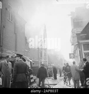 Feuer in der Werkstatt für Blinde am Amstel, Feuerwehr in Aktion Datum: 20. Oktober 1964 Standort: Amstel, Noord-Holland Schlüsselwörter: Feuer, Feuer, Werkstätten Stockfoto