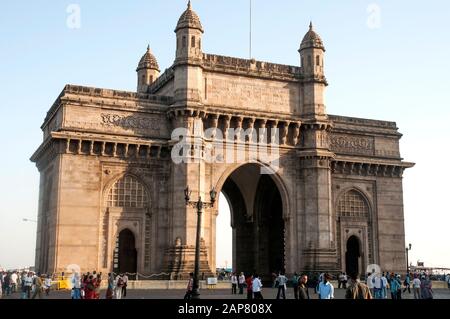 Tor zum Denkmal für Indien, das im Jahre 1911 in Apollo Bunder, Mumbai (früher Bombay), Bundesstaat Maharashtra, errichtet wurde, um den ersten königlichen Besuch in Indien zu markieren Stockfoto