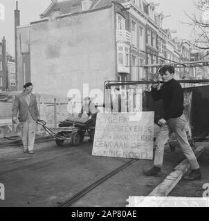 Bauarbeiter des Frederiksplein-Zeichens, das für Autofahrer aufgestellt wurde, um auf das Überqueren der Bauarbeiter zu achten Datum: 24. Dezember 1964 Schlagwörter: BOWWWARDS, Autofahrer, Schilder Stockfoto