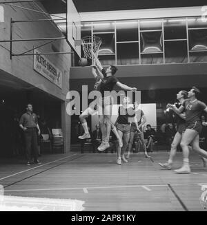 Basketball Landlust gegen Herly 52-62, Freek Witte (Nr. van Landlust versucht zu Punkten Datum: 21. März 1965 Schlüsselwörter: Basketball Stockfoto