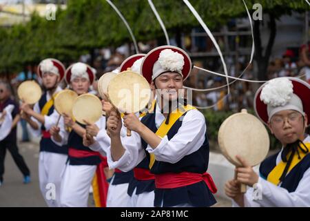 Südkoreanische Straßentänzer, die in der Sinulog Grand Parade, Cebu City, Philippinen auftreten Stockfoto