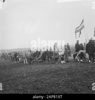 Tag der Baumbepflanzung an der Ecke Pieter Callandlaan, Hunderte von Kindern waren gekommen Datum: 7. April 1965 Schlüsselwörter: Kinder, Tage der Baumbepflanzung Stockfoto