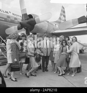 Ankunft Blue Bell Girls in Schiphol, Jean Marais mitten in den Blue Bell Girls Datum: 13. april 1965 Ort: Noord-Holland, Schiphol Schlüsselwörter: Ankünfte, Schauspieler, Filmstars, Showgirls, Schauspieler, Flugplätze persönlicher Name: Blue Bell Girls, Jean Marais Stockfoto